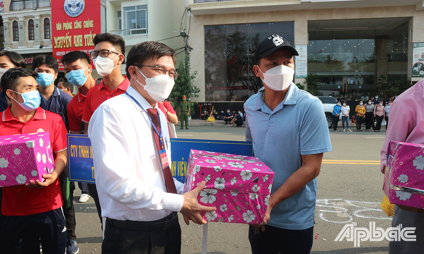 Phó Chủ tịch UBND tỉnh Nguyễn Văn Mười trao quà lưu niệm cho các đội tham gia Hội thi 