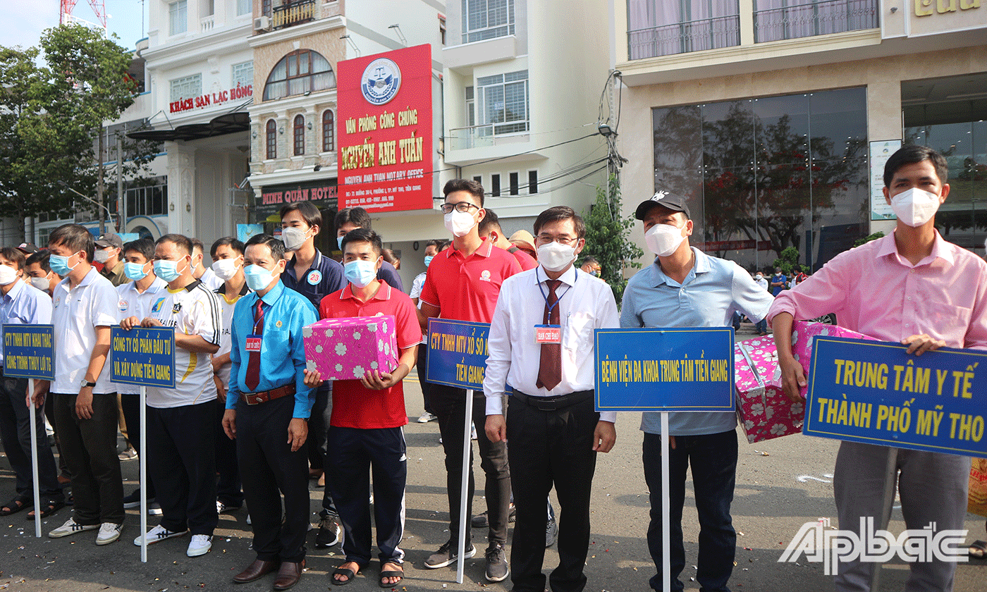 Các đội tham gia Hội thi An toàn vệ sinh lao động, phòng chống cháy nổ tỉnh Tiền Giang lần thứ 22 năm 2022 nhận quà lưu niệm từ Ban tổ chức
