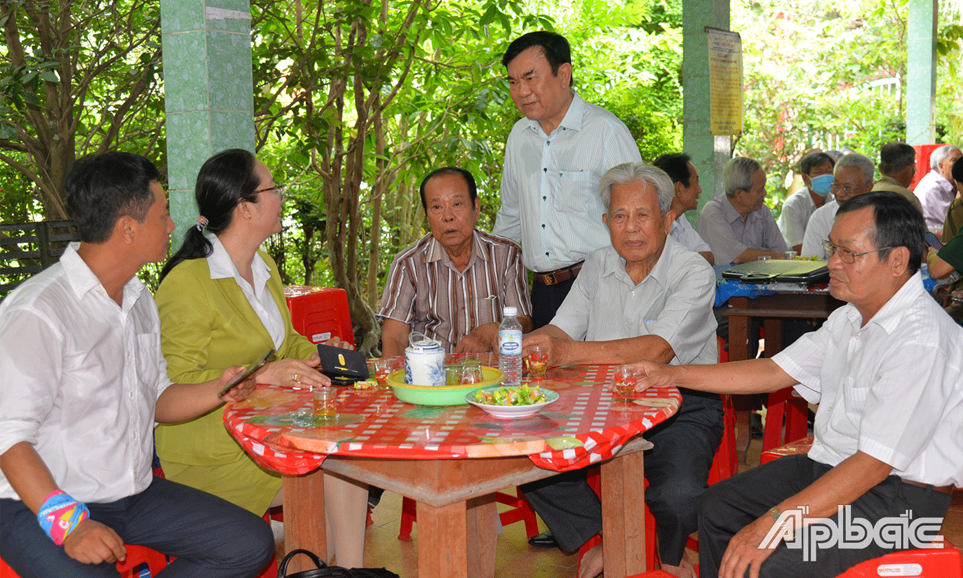 Đại biểu tham dự buổi họp mặt.