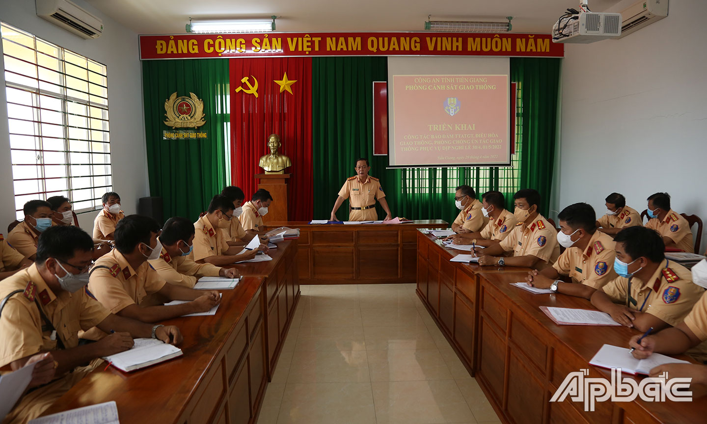 Thượng tá Nguyễn Văn Dũng chỉ đạo tại cuộc họp chiều 29-4.