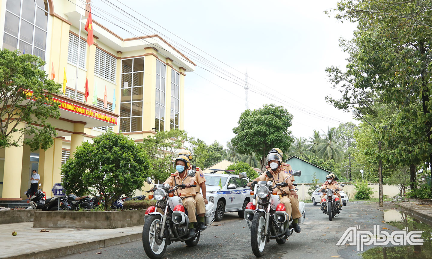 Lực lượng CSGT triển khai ra quân đảm bảo trật tự ATGT và phòng chống ùn tắc giao thông ngày sau cuộc họp.