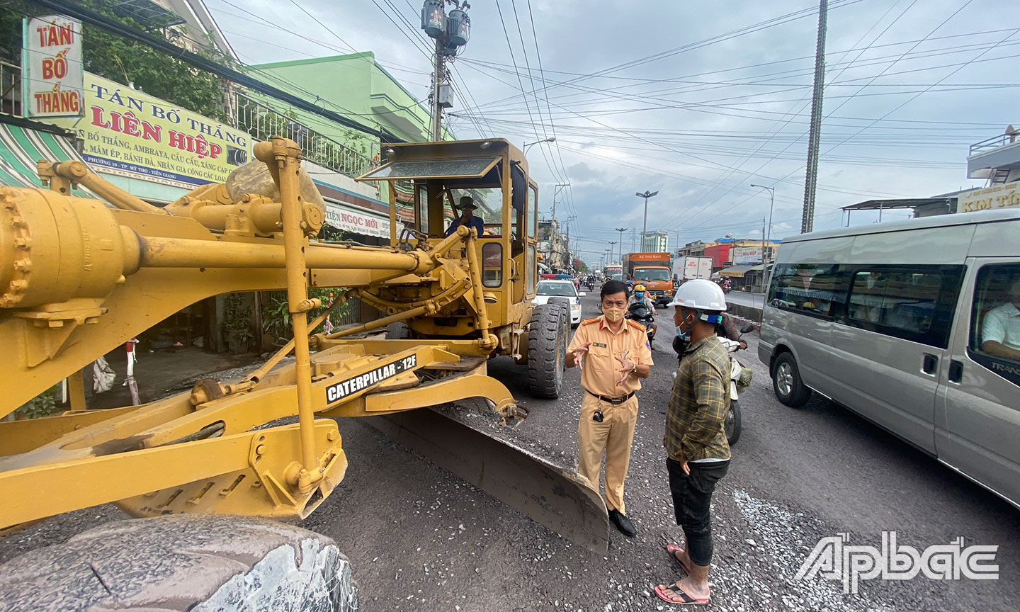 Phòng CSGT yêu cầu các đơn vị thi công trên quốc lộ 1 và các điểm nóng tạm dừng thi công, dọn dẹp đảm bảo người dân đi và về miền Tây không bị ùn tắc.