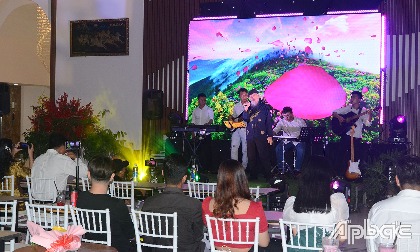 Các band nhạc đã mang đến cho khán giả một không gian âm nhạc ấm áp.