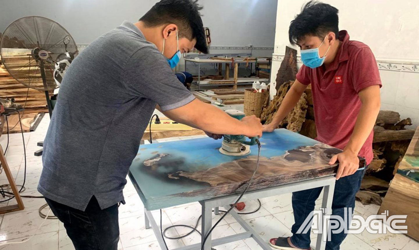 Các học viên thực hiện tác phẩm tại Makin Art Work.