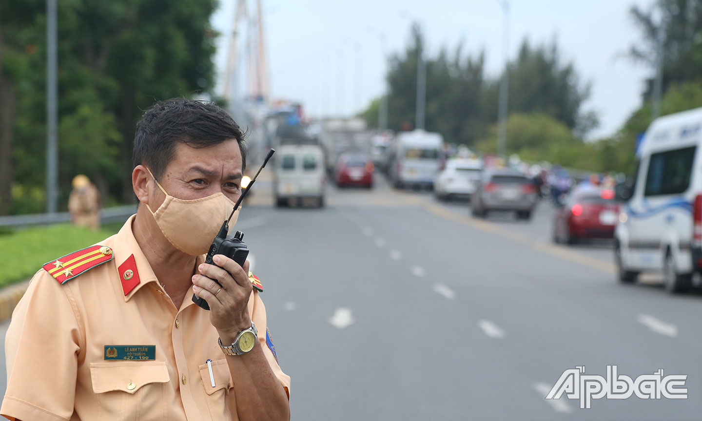 Lực lượng CSGT liên tục chặn dừng, cho lưu thông 1 chiều quốc lộ 60 nhằm giảm ùn tắc kéo dài. 