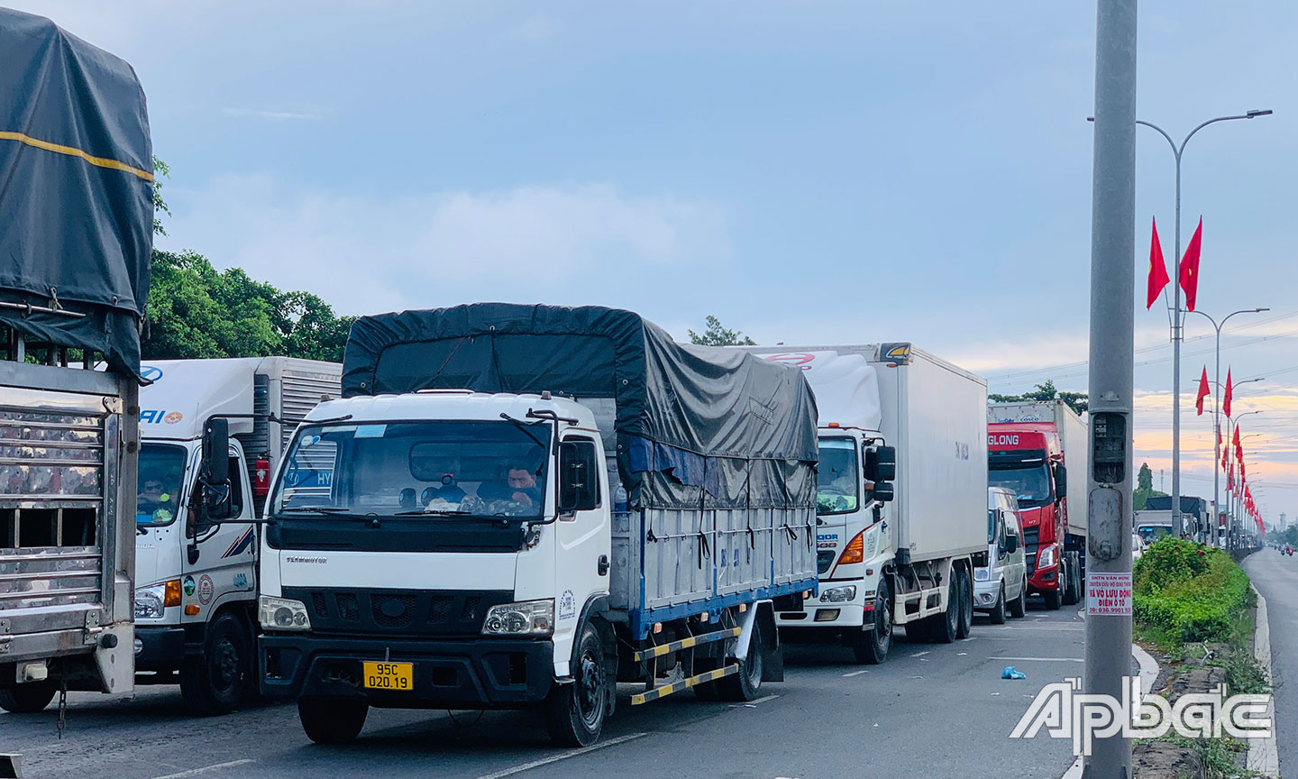 Từ 5 giờ sáng ngày 30-4, các phương tiện bắt đầu ùn ứ qua địa bàn TX. Cai Lậy.