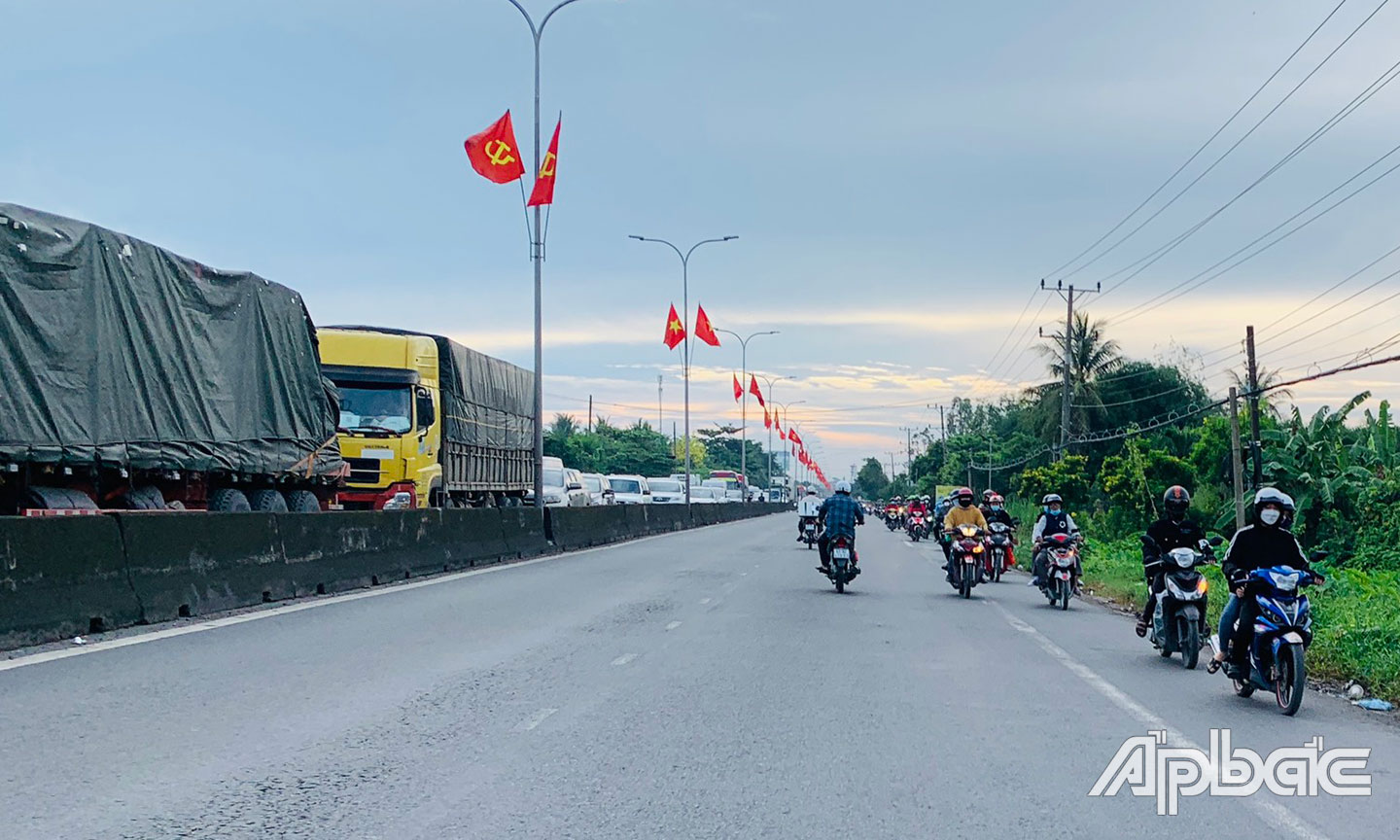 Nhiều phương tiện xe máy bất chấp nguy hiểm chạy ngược chiều trên quốc lộ 1 để về quê.