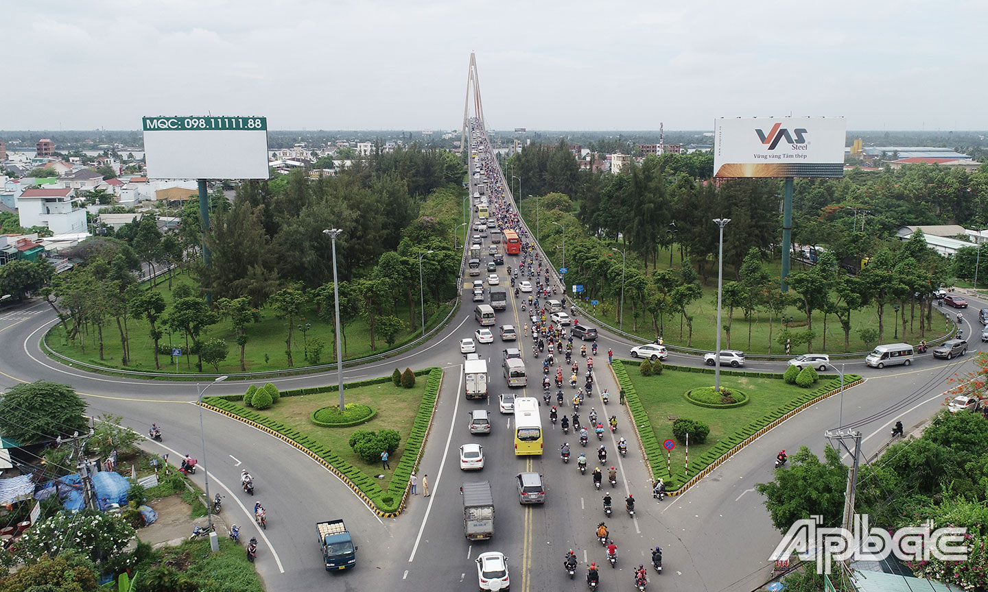 Hàng ngàn phương tiện nối đuôi nhau qua cầu Rạch Miễu.