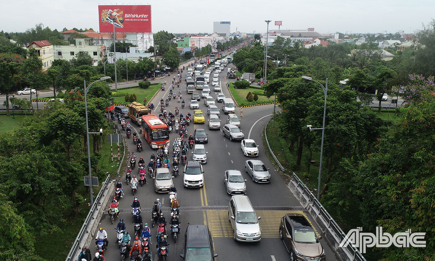 Biển người trên quốc lộ 60 qua cầu Rạch Miễu sáng ngày 30-4.
