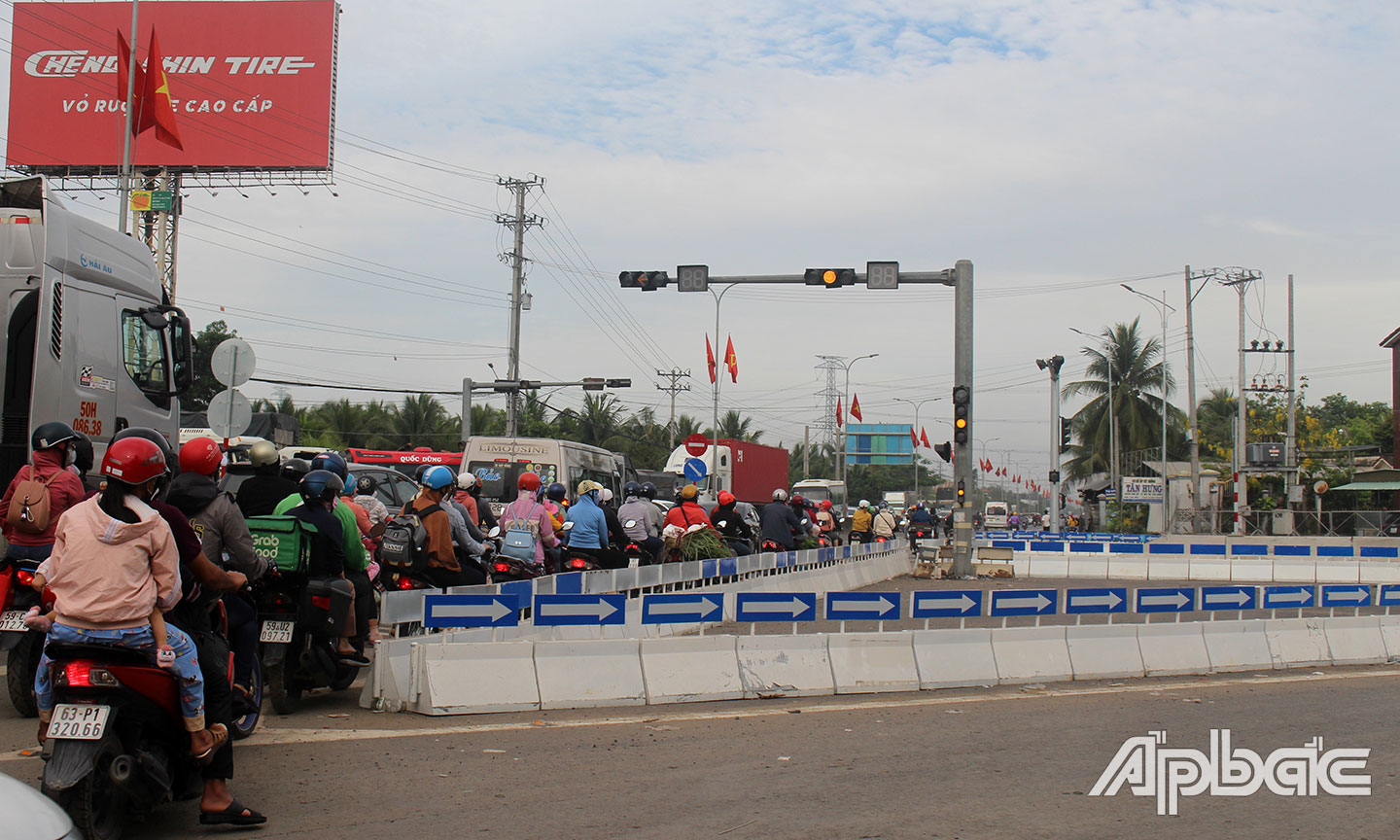 2. Đến đoạn QL1A thuộc ngã 4 xã Tân Hội, rẽ phải vào cao tốc Trung Lương - Mỹ Thuận