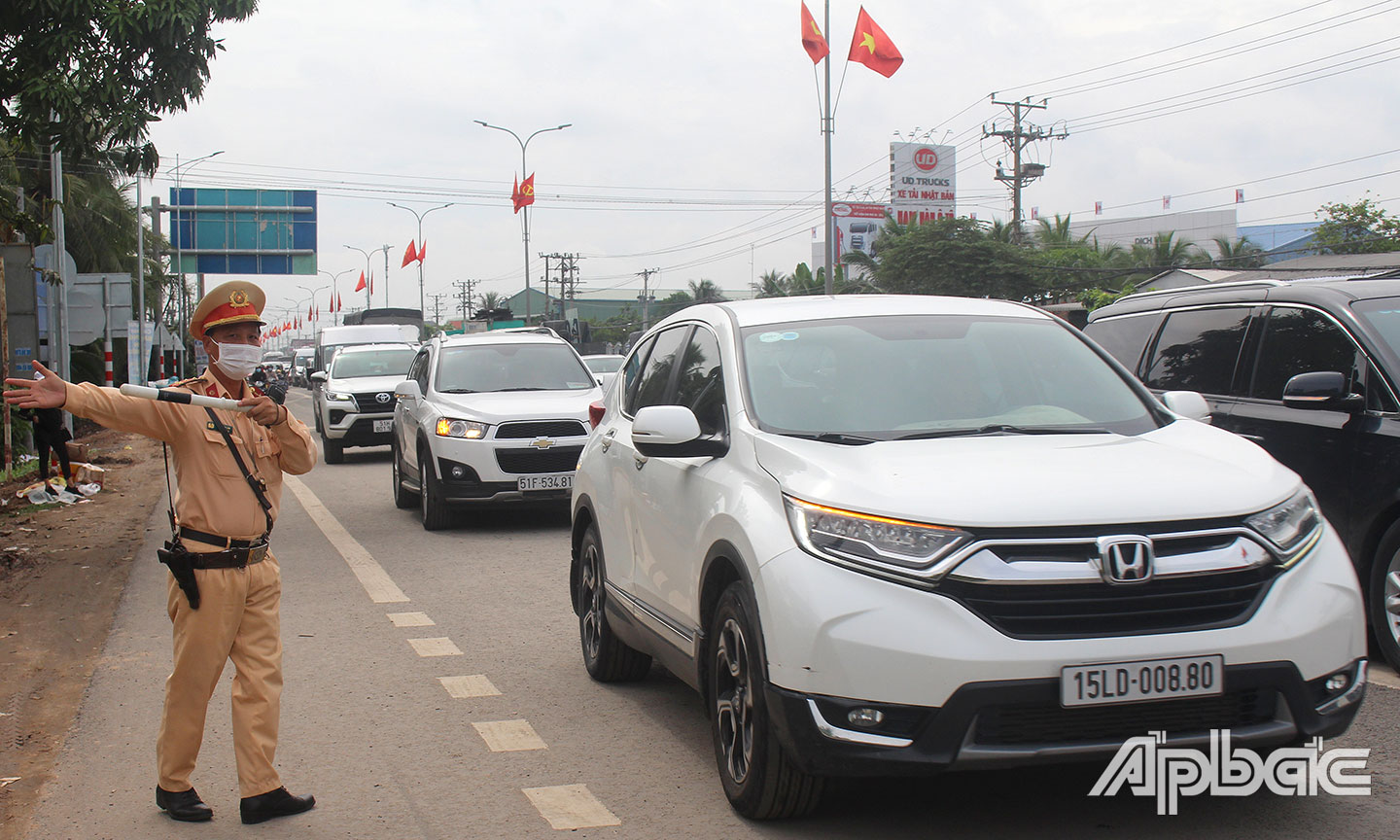 3. Đến đoạn QL1A thuộc ngã 4 xã Tân Hội, rẽ phải vào cao tốc Trung Lương - Mỹ Thuận(1)