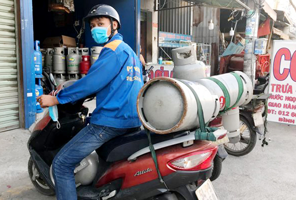 Giá gas tháng 5 giảm từ 29.000-31.000 đồng/bình 12 kg tùy nhãn hiệu. Ảnh minh họa: TL