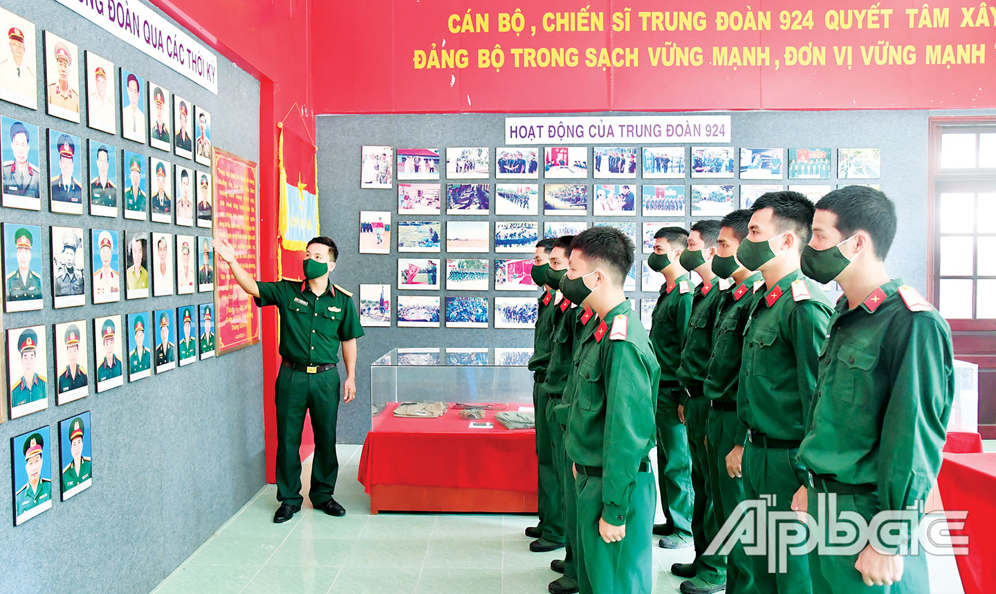 Chiến sĩ mới Trung đoàn 924 học tập chính trị, tìm hiểu truyền thống tại Phòng truyền thống của đơn vị. 	Ảnh: THANH LÂM