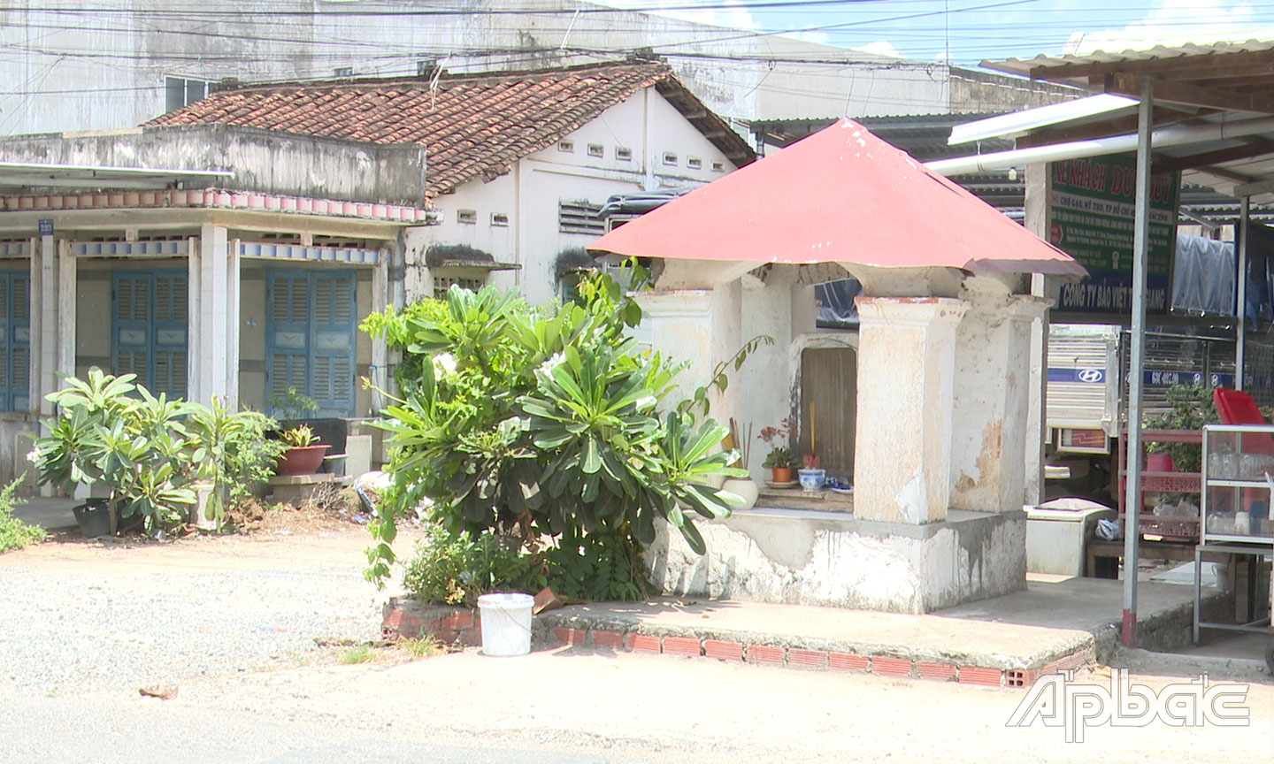 Bia Phụng khai tân cảng ký hiện còn đặt bên bờ dòng Bảo Định hà, gần chợ Phú Kiết.