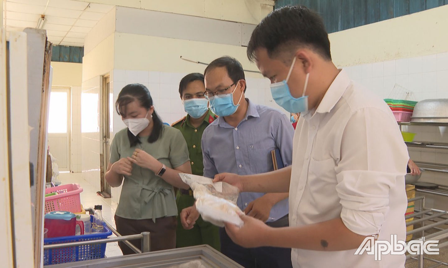 Đoàn kiểm tra liên ngành kiểm tra về ATTP tại bến ăn tập thể của Công ty TNHH Chế biến thực phẩm xuất khẩu Vạn Đức Tiền Giang.