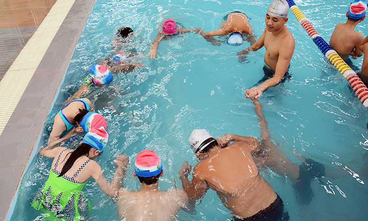 Một lớp dạy kỹ năng bơi và phòng, chống đuối nước cho trẻ em tại quận Hai Bà Trưng, Hà Nội. (Ảnh: THU HÀ)