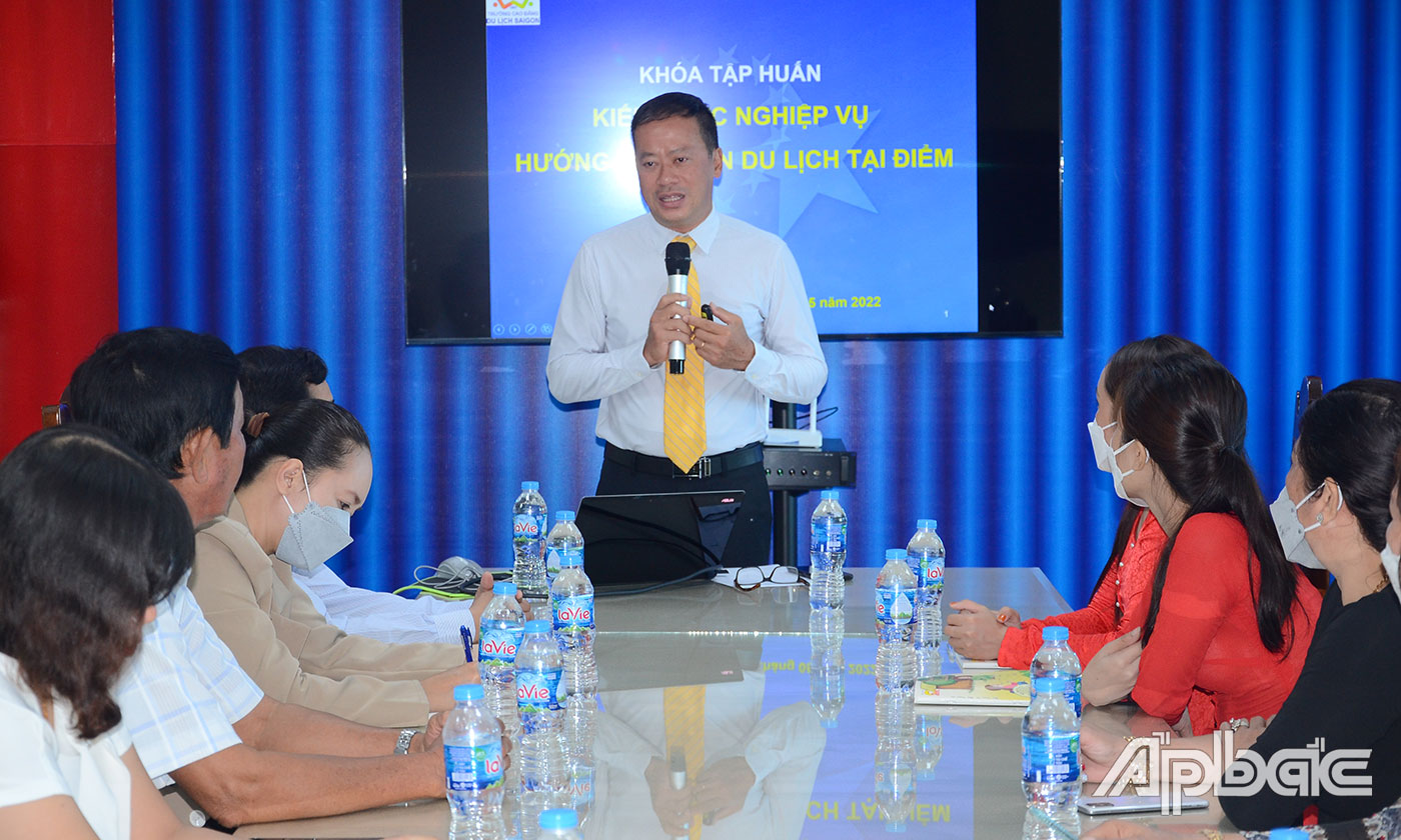 Giảng viên Trường Cao đẳng Du lịch Sài Gòn trình bày các nội dung trong chương trình của lớp bồi dưỡng.