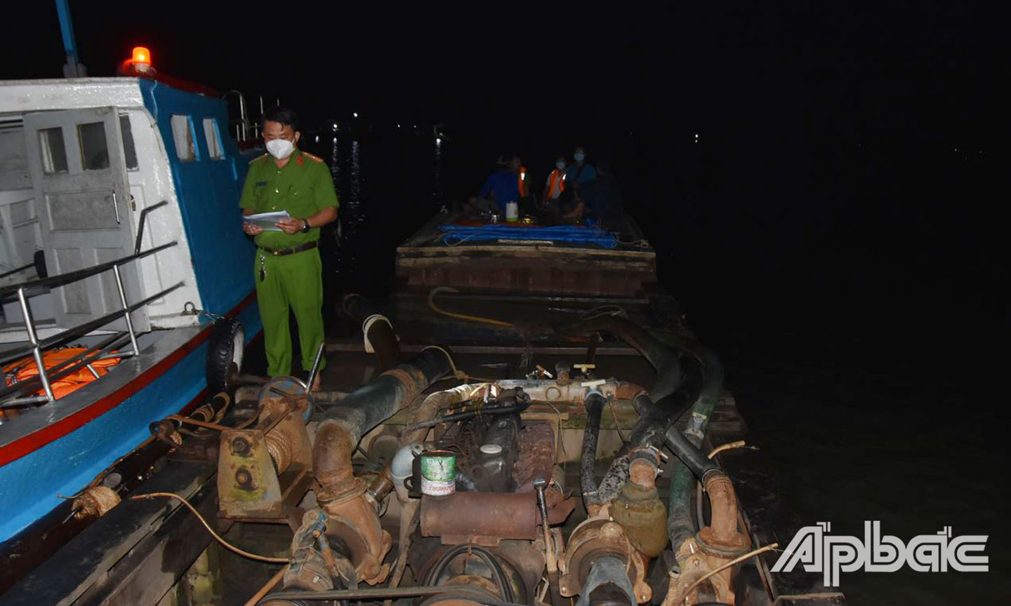 Một trong 2 phương tiện bị bắt quả tang.