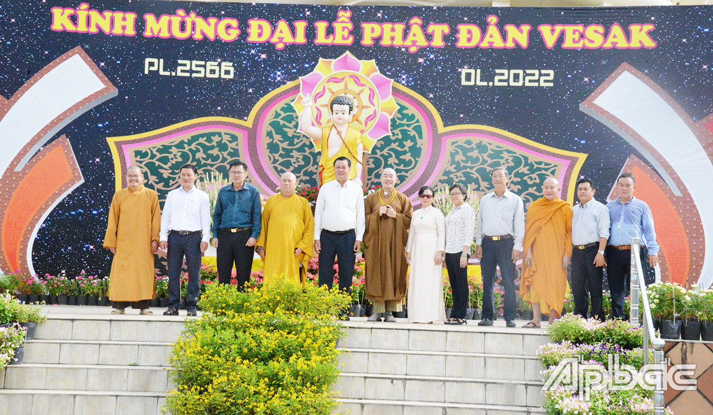 Đoàn cán bộ lãnh đạo tỉnh đến chúc mừng Ban Trị sự Phật giáo tỉnh nhân Đại lễ Phật đản 2566