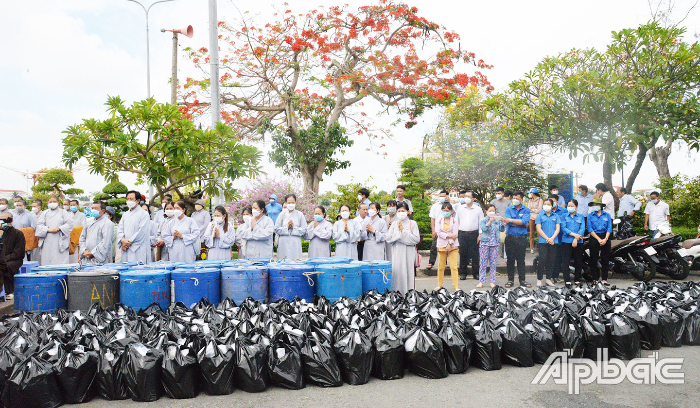 Đông đảo tăng, ni, phật tử trong tỉnh dự lễ phóng sinh cá bảo vệ nguồn lợi thủy sản.