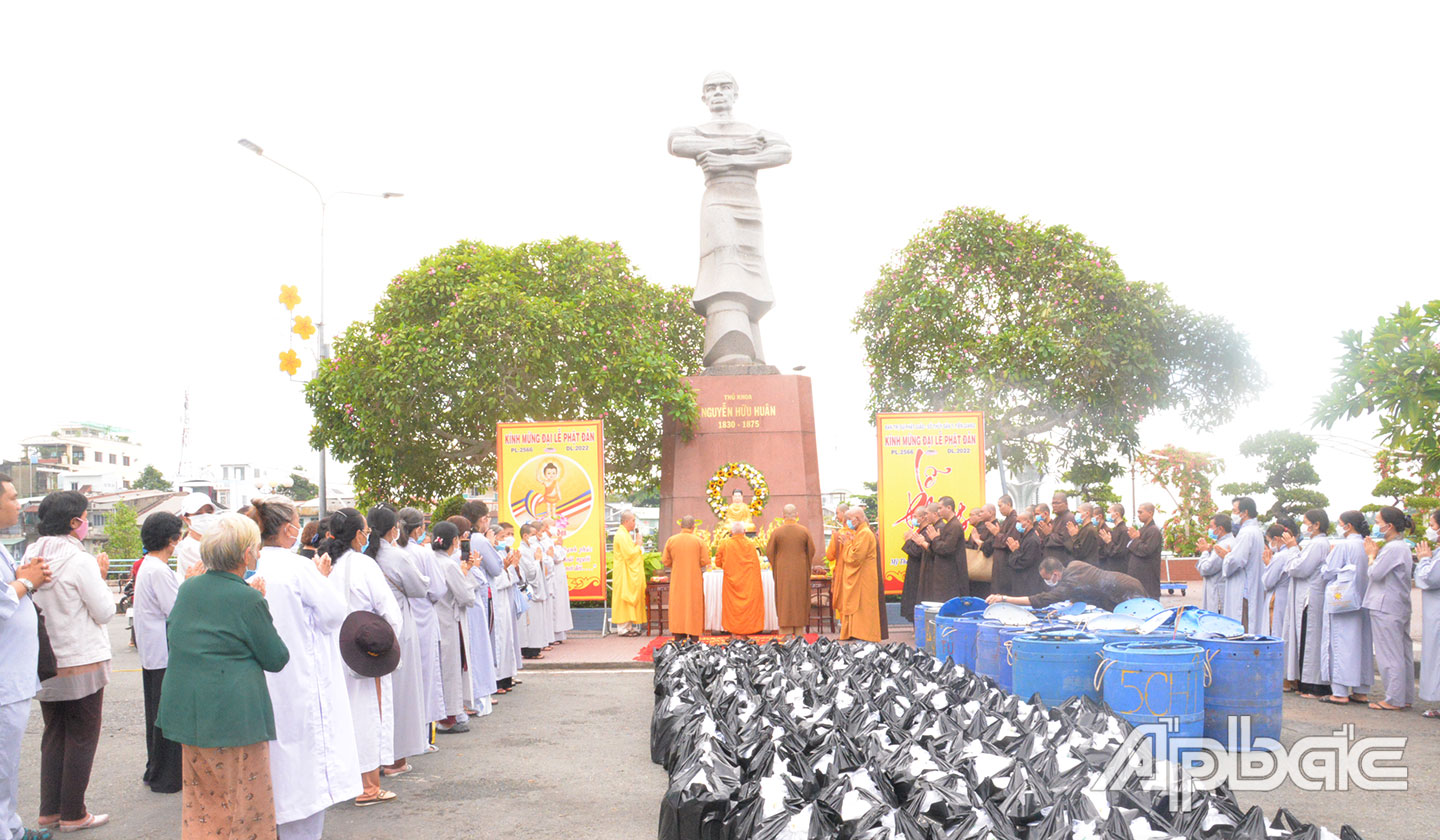 Ban Trị sự Giáo hội Phật giáo tỉnh thực hiện nghi thức phóng sinh theo nghi lễ Phật giáo trước khi thả cá giống về môi trường tự nhiên.