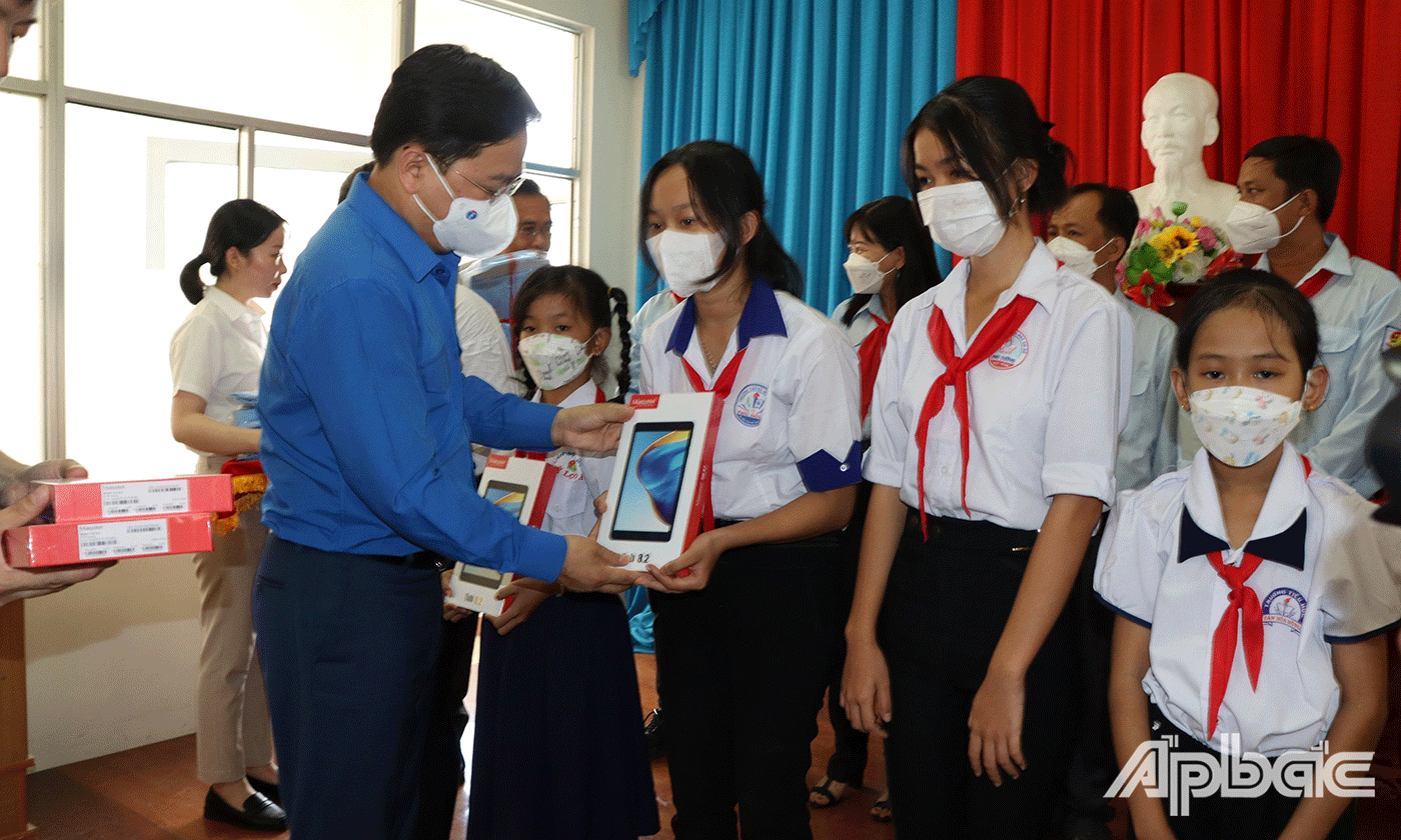 đồng chí Nguyễn Anh Tuấn tặng