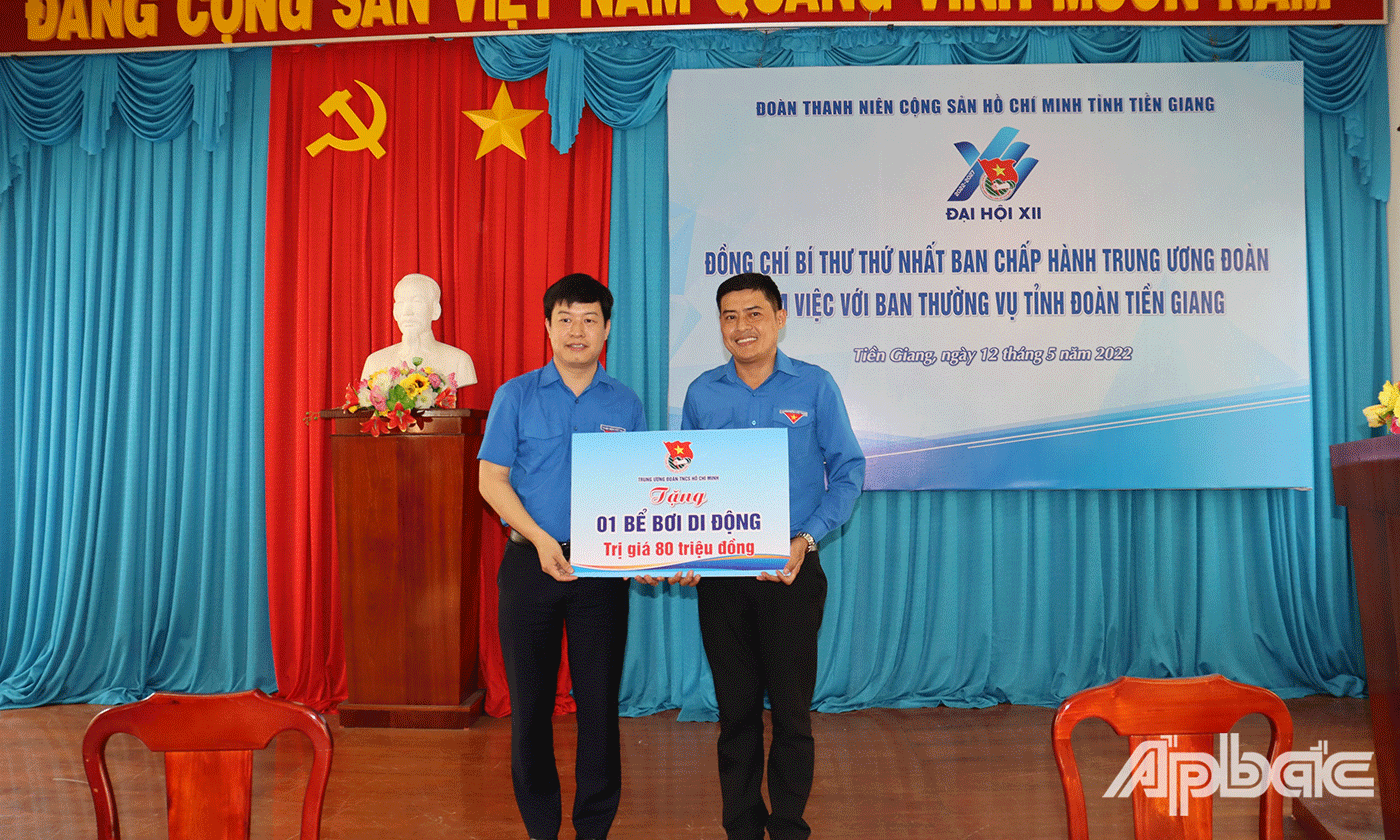 Đoàn công tác Trung ương Đoàn tặng bảng tượng trưng hồ bơi di động cho Tỉnh đoàn Tiền Giang