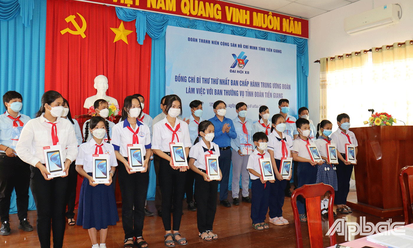 Các em học sinh có hoàn cảnh khó khăn học giỏi thiết bị học tập trực tuyến từ Trung ương Đoàn