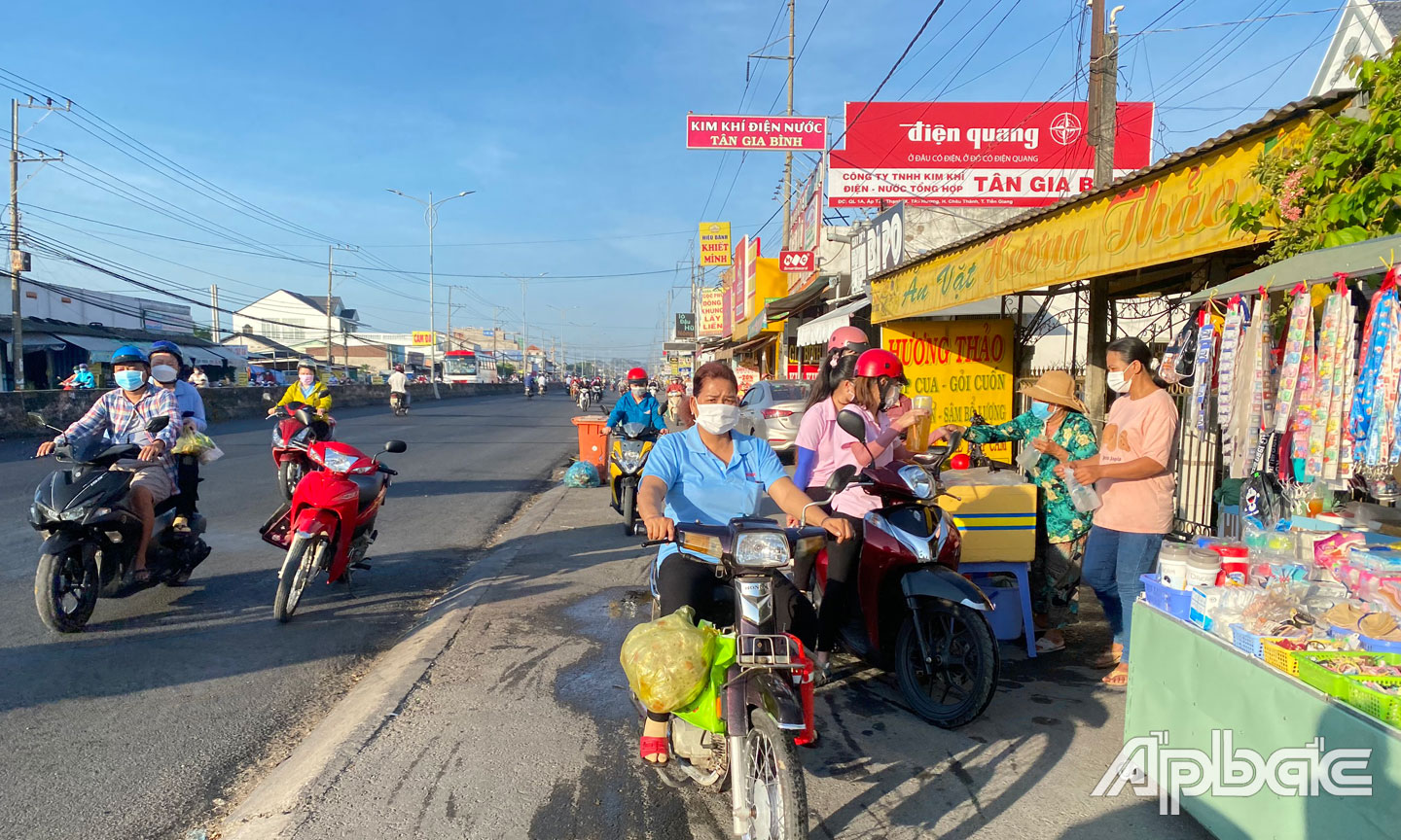 Không mũ bảo hiểm, chạy ngược chiều và bán hàng rong lấn chiếm đường mở rộng trên Quốc lộ 1.