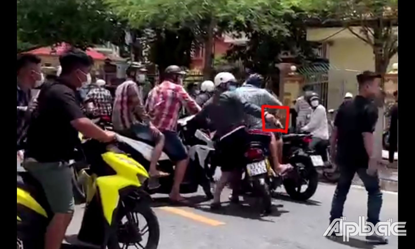 Khẩu súng trên tay đối tượng bắn tại TAND tỉnh.