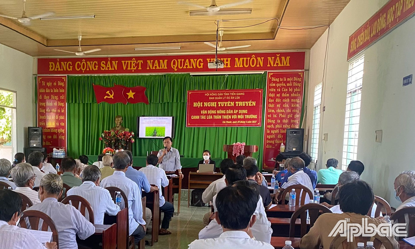 HND tỉnh phối hợp với Ban Quản lý dự án lúa tổ chức tuyên truyền, vận động nông dân áp dụng canh tác lúa thân thiện với môi trường.