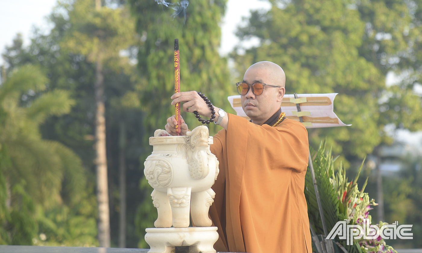 Thượng tọa Thích Quảng Lộc dâng hương tại Nghĩa trang Liệt sĩ tỉnh Tiền Giang.