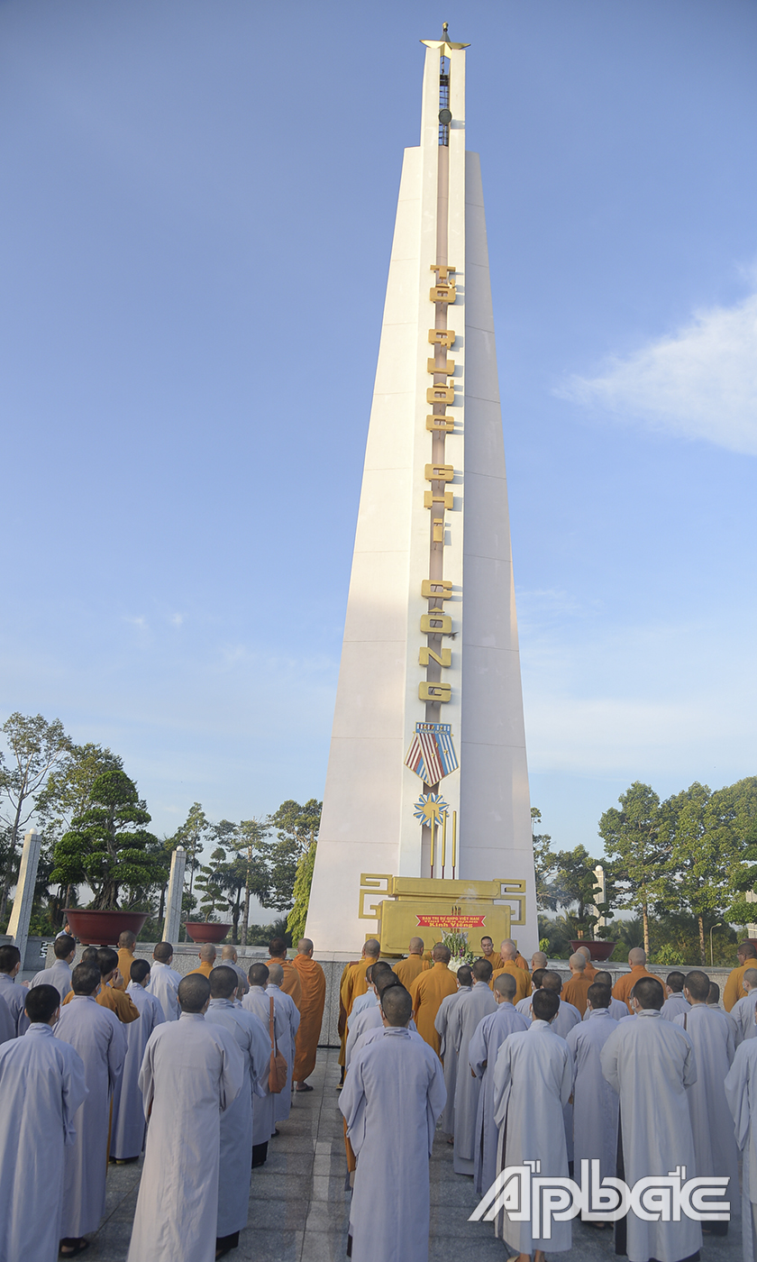 Đoàn dành một phút mặc niệm tưởng nhớ công ơn các Anh hùng liệt sĩ.