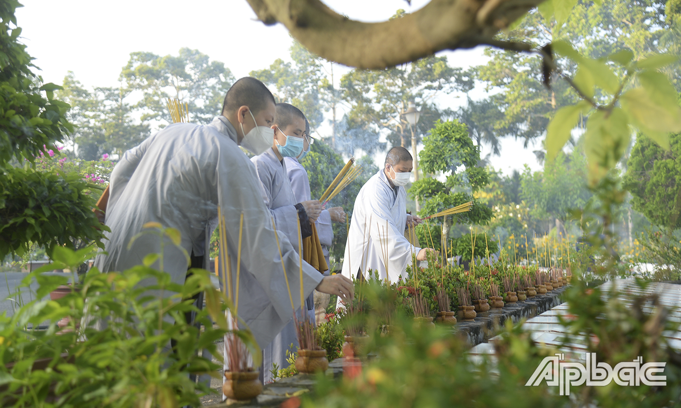 Đoàn thắp hương tại các phần mộ Anh hùng liệt sĩ.