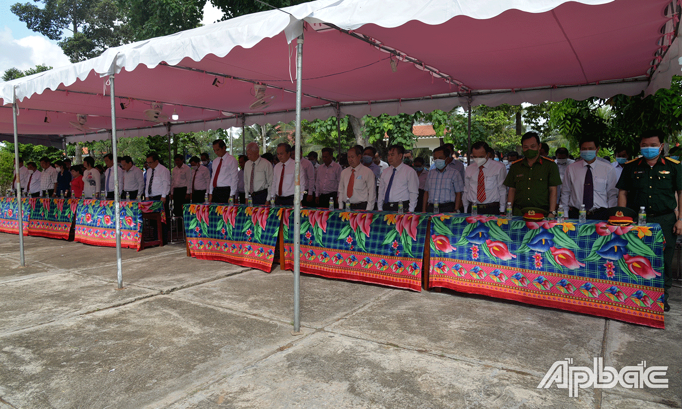 Lãnh đạo tỉnh, địa phương, nhân dân dành phút mặc niệm đối với Anh hùng dân tộc Thủ Khoa Huân.