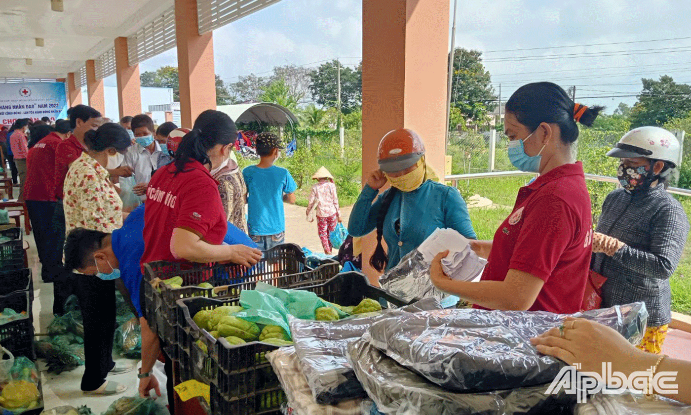 phiên chợ “0 đồng” cho hộ nghèo, cận nghèo, hộ có hoàn cảnh khó khăn do ảnh hưởng bởi dịch bệnh Covid-19.