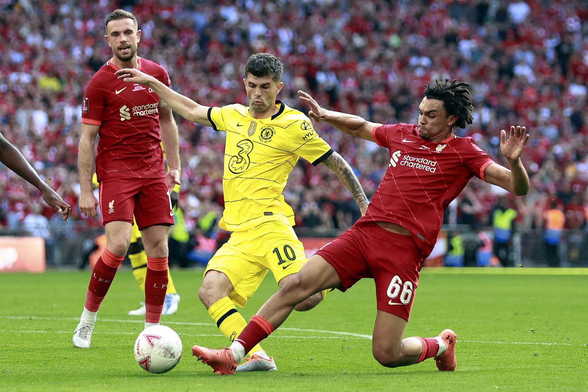 Pulisic vượt qua hàng hậu vệ Liverpool (Ảnh: Goal)