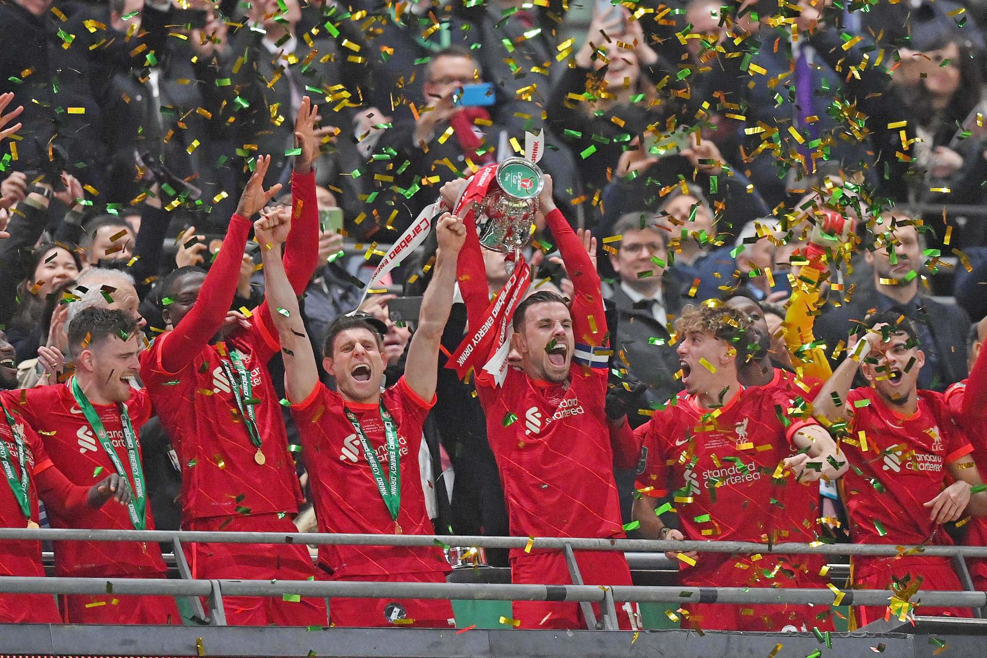 Đội trưởng Henderson nâng cao chiếc cúp FA Cup. (Ảnh: Liverpool).