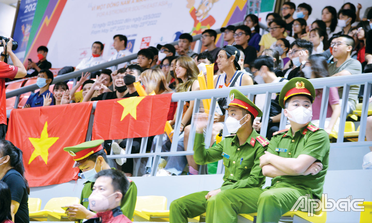 Đông đảo khán giả đến cổ vũ cho các VĐV Việt Nam ở Nhà thi đấu Thanh Trì (TP. Hà Nội).