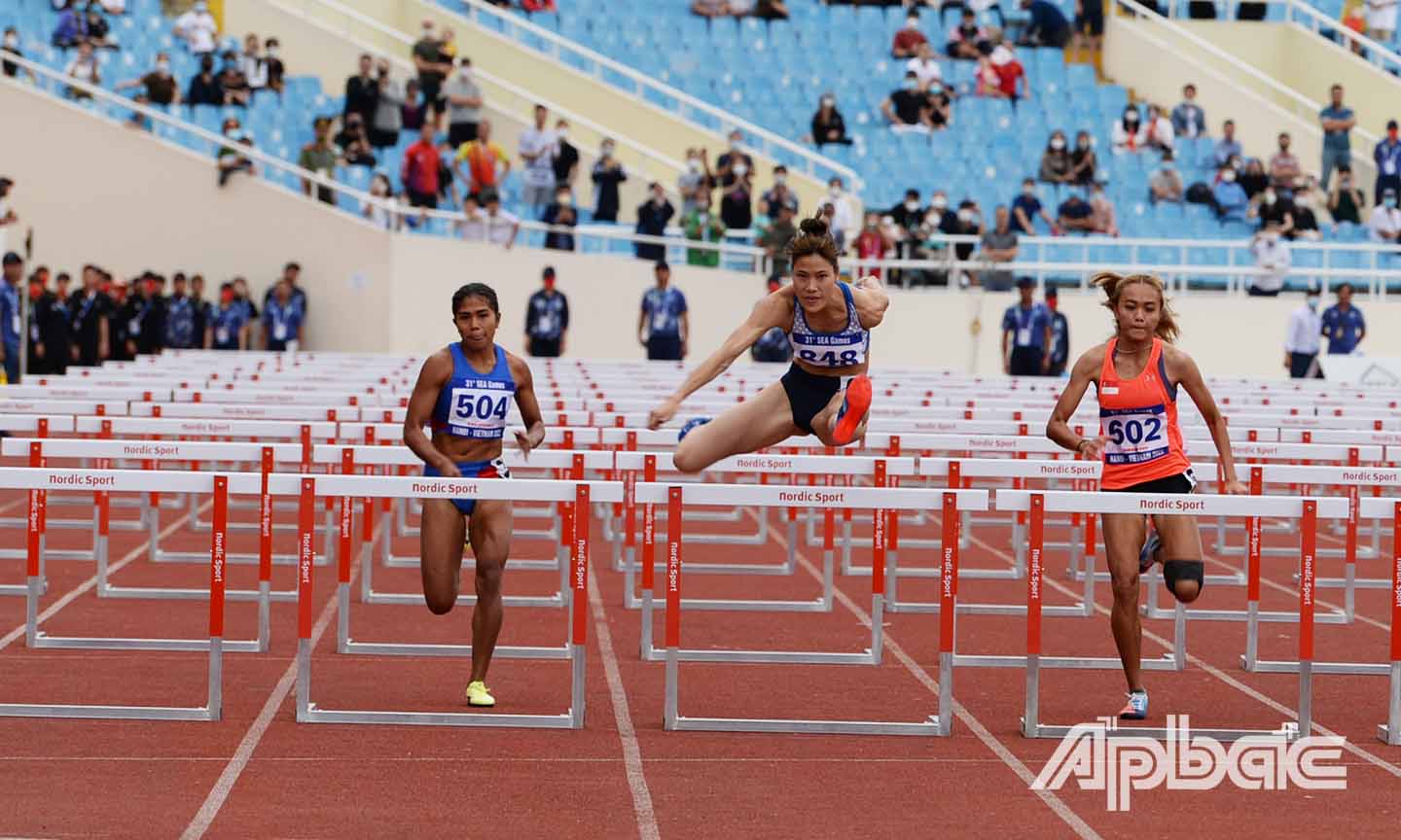 VĐV Bùi Thị Nguyên (giữa) bứt tốc về đích ở nội dung 100 m vượt rào nữ.