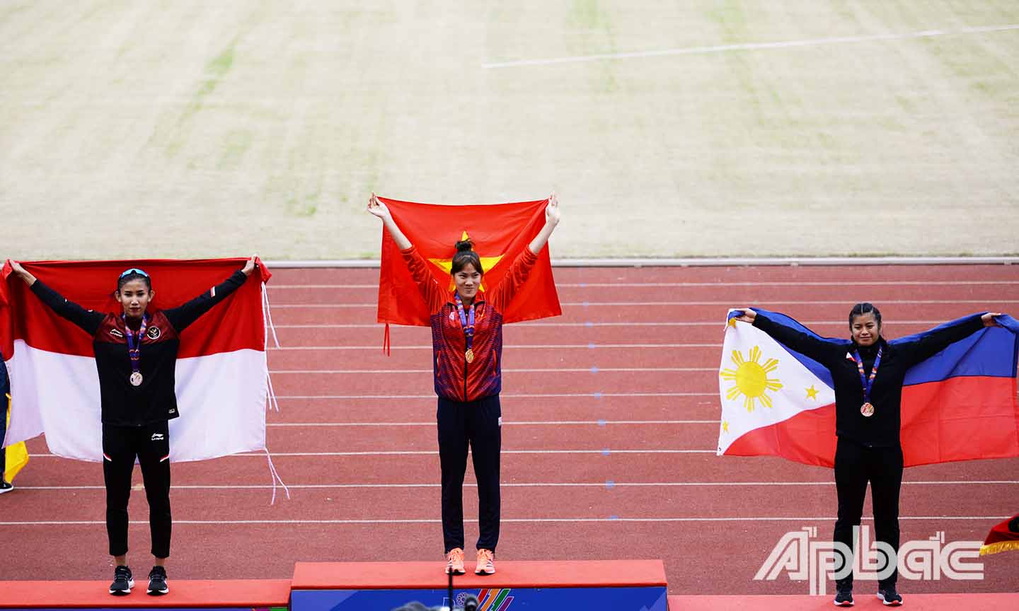 VĐV Bùi Thị Nguyên xuất sắc đoạt HCV nội dung 100 m vượt rào nữ.