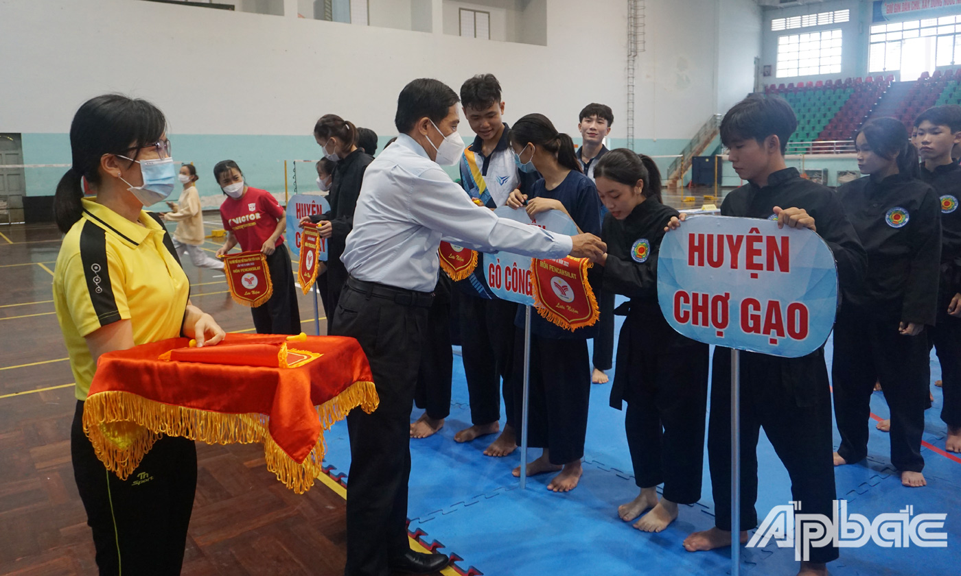 Giám đốc Sở Văn hóa, Thể thao và du lịch; Trưởng ban Tổ chức Đại hội Thể dục thể thao tỉnh Tiền Giang Nguyễn Đức Đảm trao Cờ lưu niệm cho các đơn vị tham gia.