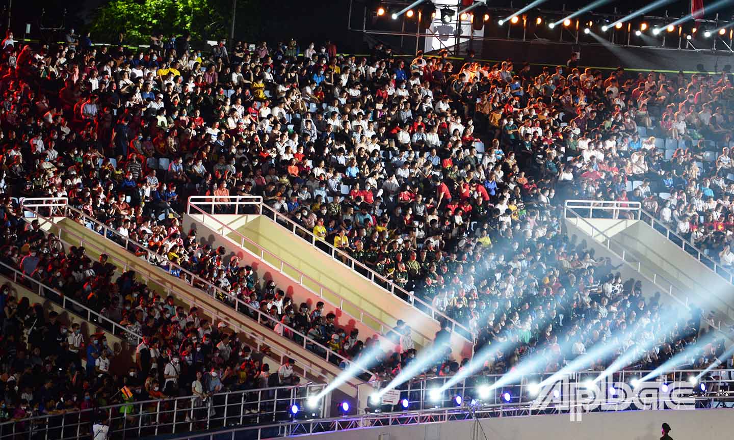 Gần 20.000 khán giả đã đến theo dõi đêm khai mạc SEA Games 31 tại Sân vận động Quốc gia Mỹ Đình (TP. Hà Nội).