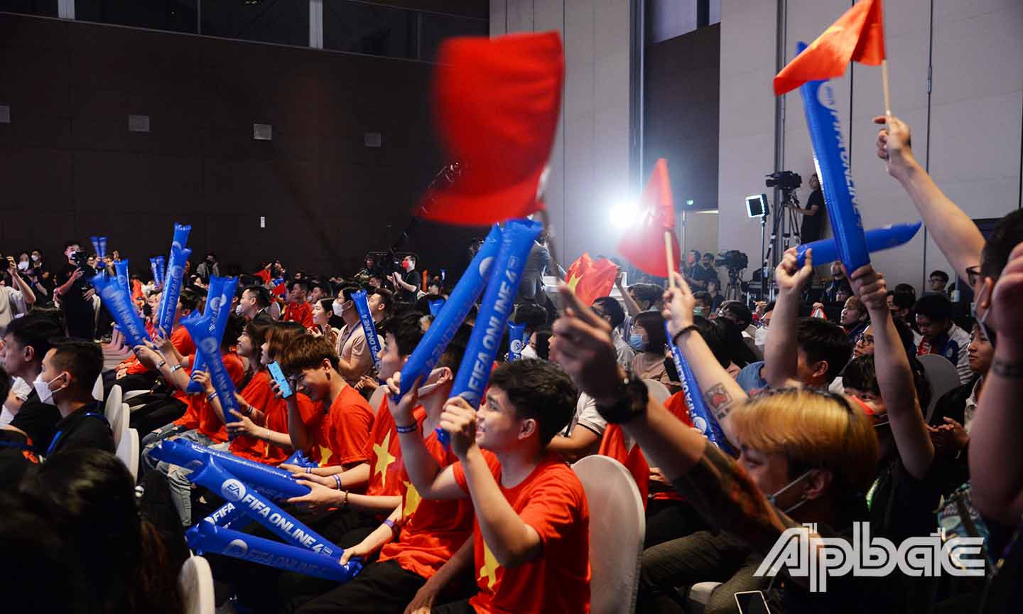 Sự cuồng nhiệt của các cổ động viên môn thể thao điện tử.