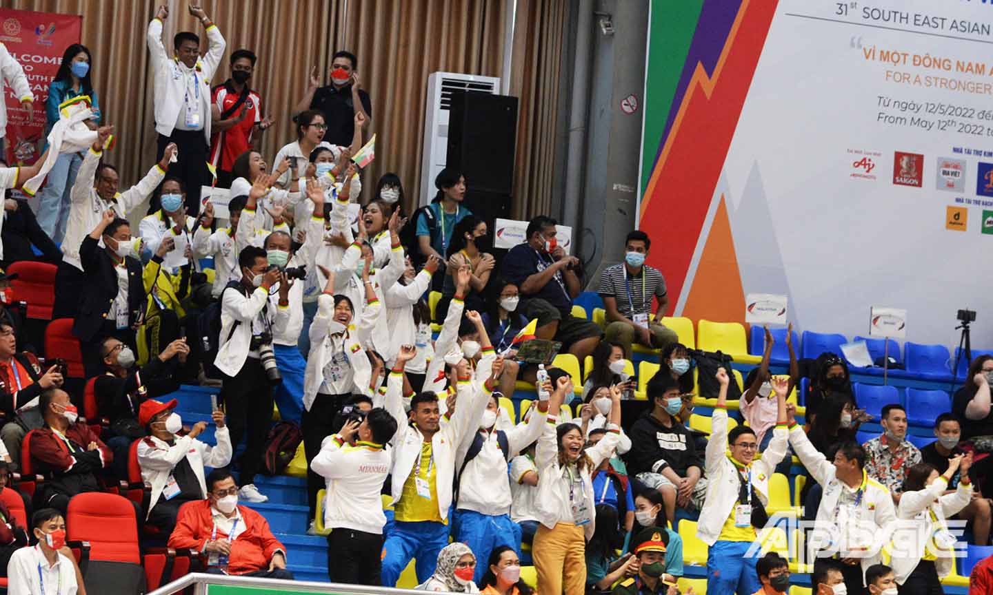 Đôi khi các cổ động viên chính là đồng nghiệp của các VĐV đang thi đấu. (Trong ảnh: Các VĐV Myanmar ăn mừng vỡ òa khi đồng nghiệp đoạt HCV môn Wushu).