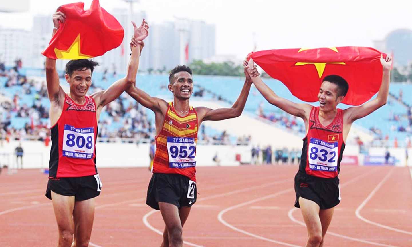 Hình ảnh đẹp của VĐV Timor Leste khi ăn mừng cùng các VĐV Việt Nam.