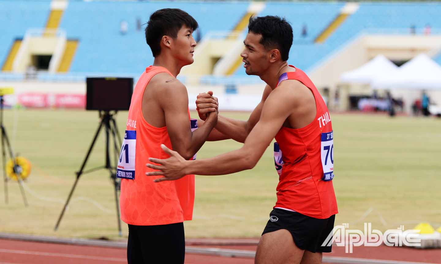 Các VĐV Điền kinh động viên nhau sau thất bại trên đường chạy.