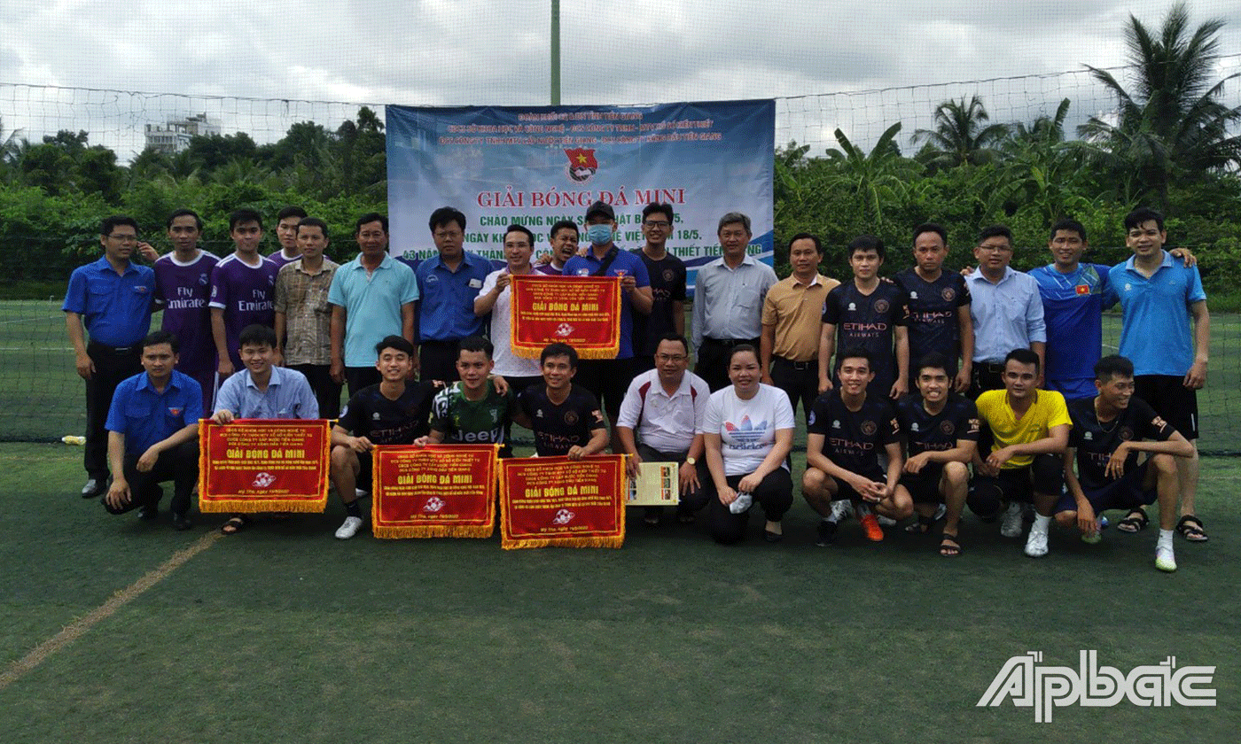 Ban tổ chức trao cờ cho 4 đội.