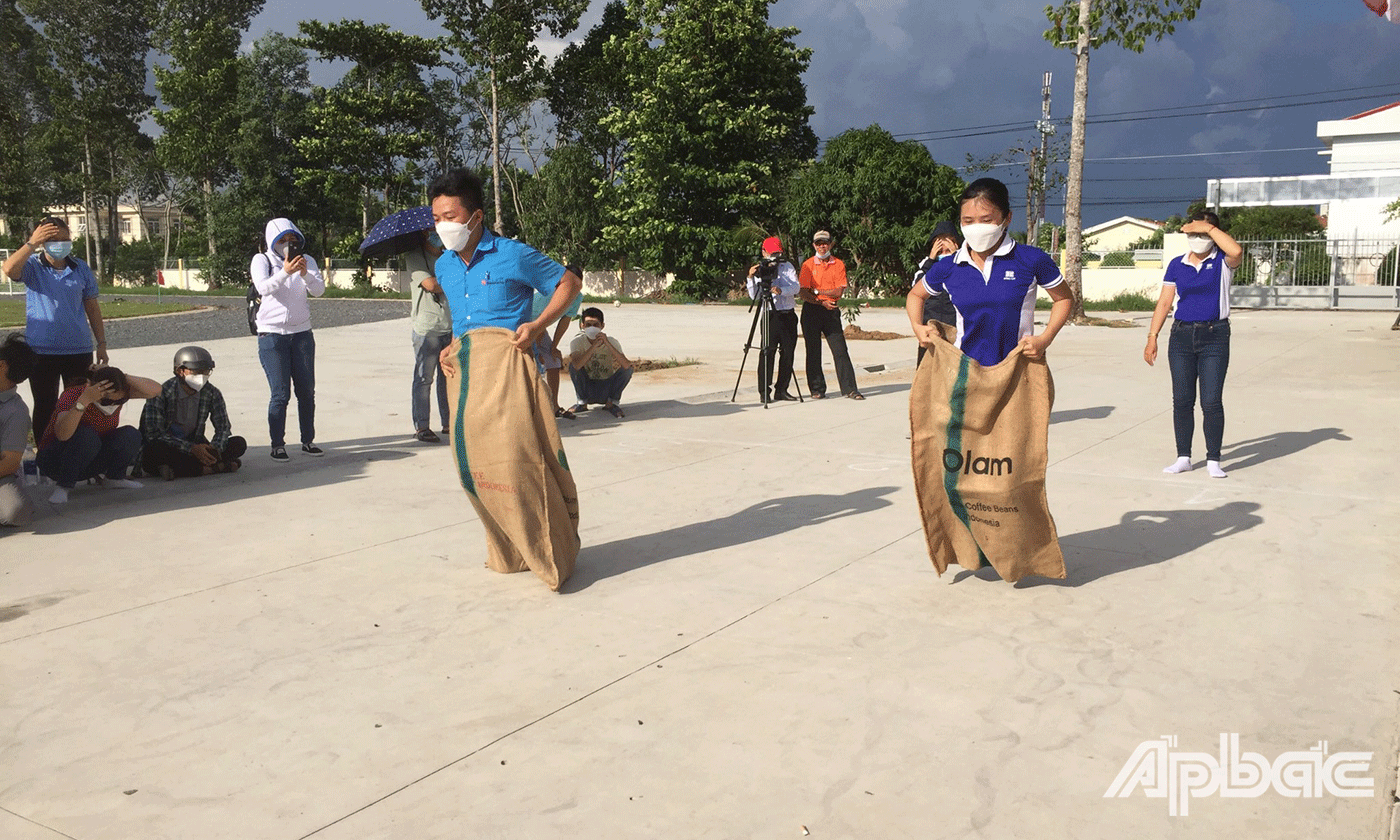 LĐLĐ TP. Mỹ Tho đã phối hợp Trung tâm Văn hóa Thể thao và Du lịch tổ chức Hội thao với 3 môn thi đấu gồm: Chạy xe gắn máy chậm, nhảy bao bố và chạy tiếp sức. 