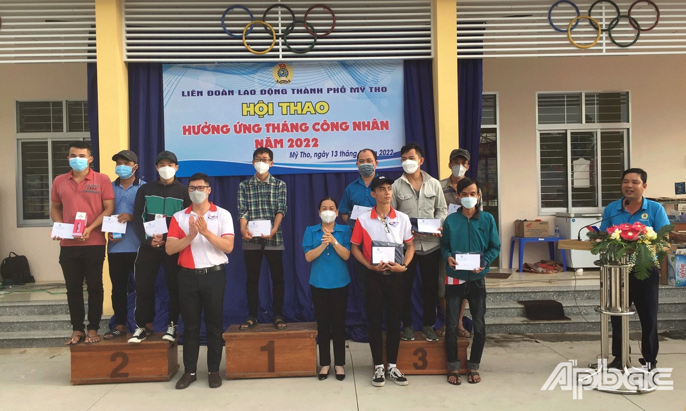 Các vận động viên xuất sắc nhận khen thưởng từ Ban tổ chức 